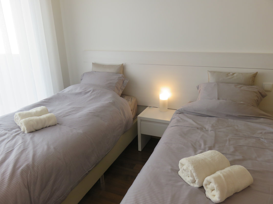 Slaapkamer met twee boxspringbedden